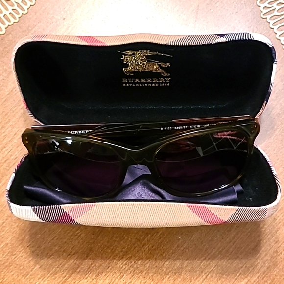 Burberry Sunglasses with case - Picture 1 of 9
